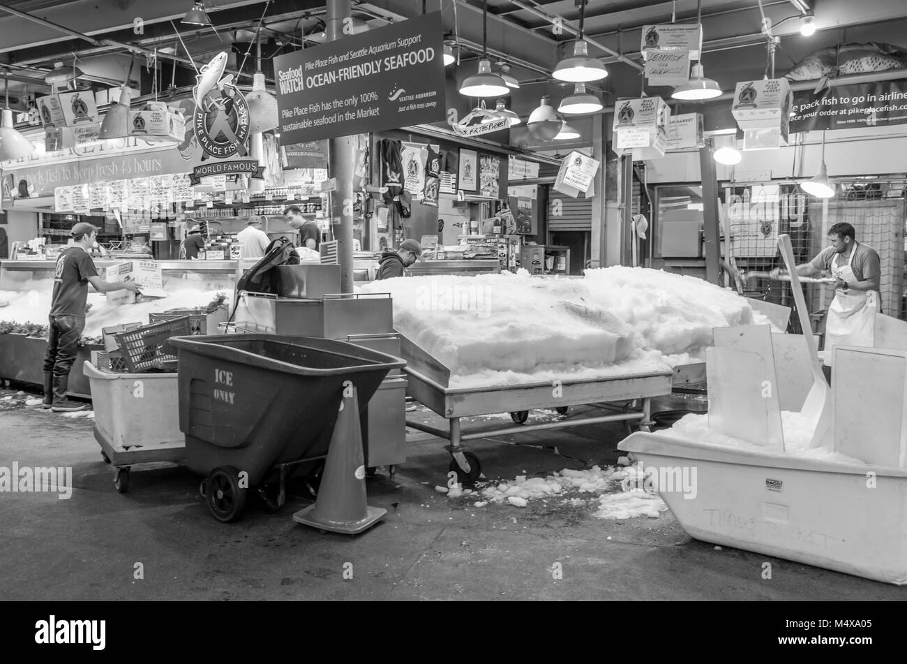 Pesce mercanti di impostazione di un pesce ghiacciata visualizzare il Pike Place Market di Seattle, Washington, Stati Uniti d'America Foto Stock