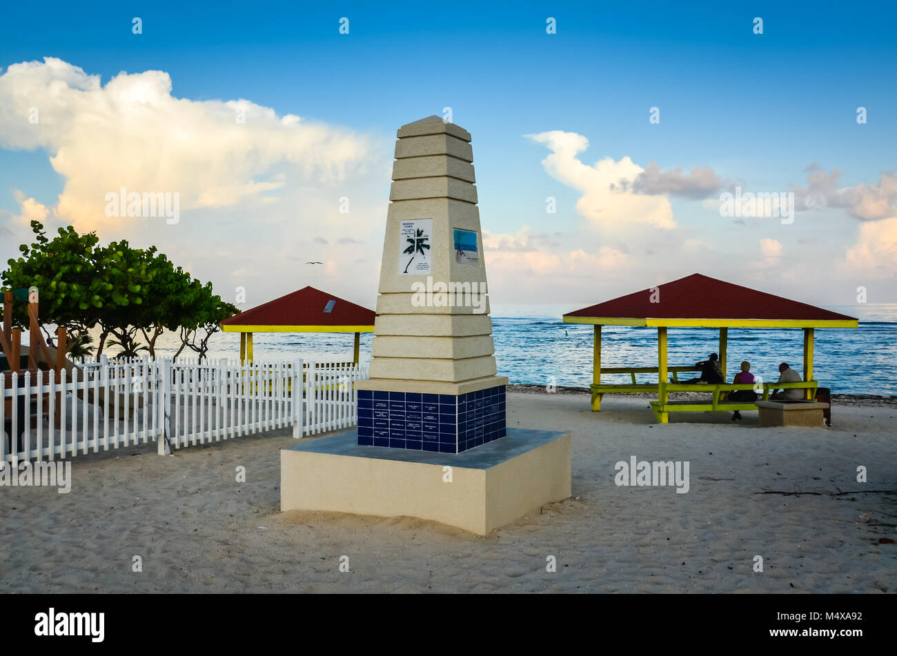 Monumento al marcatore di Bodden Town Beach in Grand Cayman Islands. Foto Stock