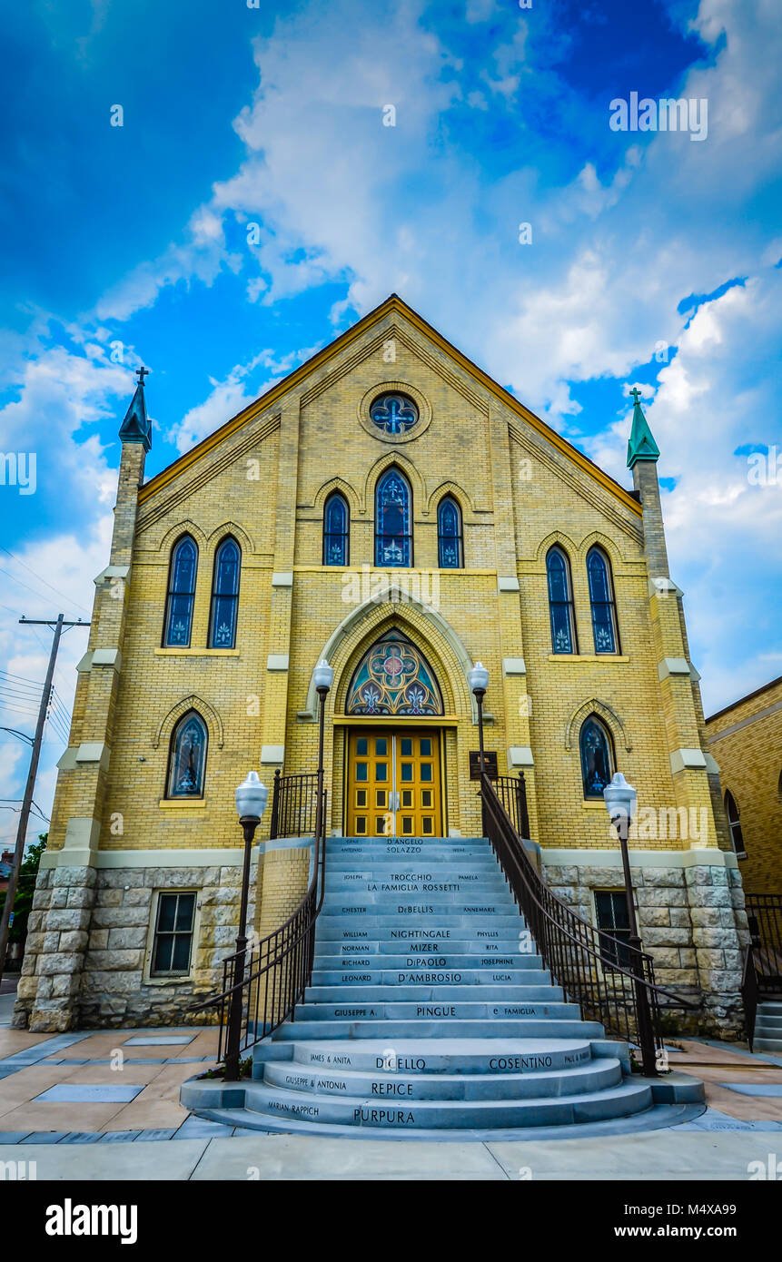 Columbus, OH, Stati Uniti d'America. Costruito nel 1898, San Giovanni Battista chiesa cattolica italiana è elencato nel Registro Nazionale dei Luoghi Storici. Foto Stock