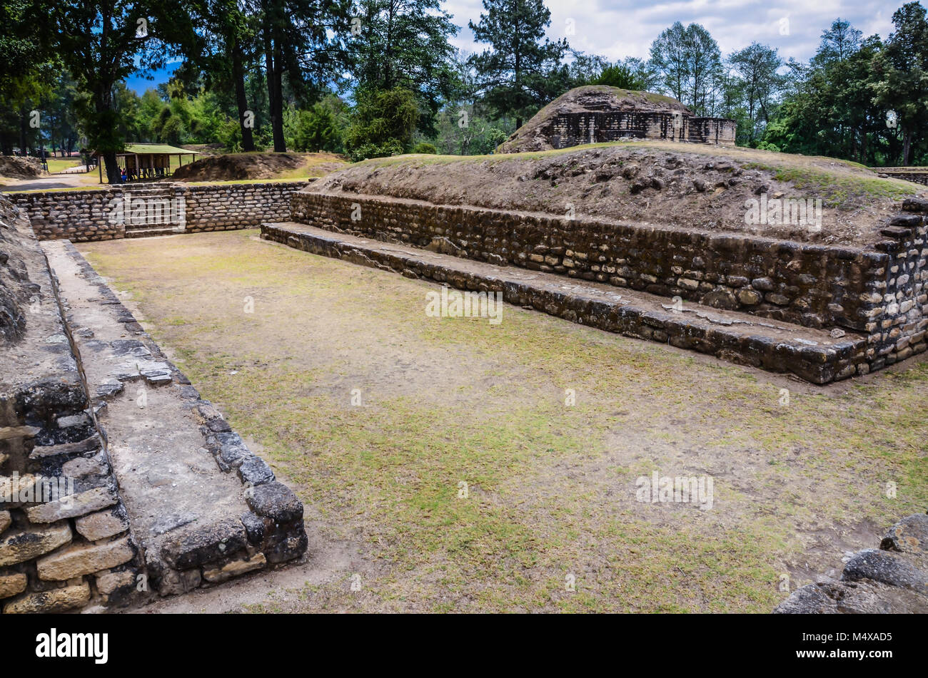 Tecpán Guatemala. Maya della palla a Iximche, un precolombiana Mesoamerican sito archeologico che è un guatemalteco monumento nazionale. Foto Stock