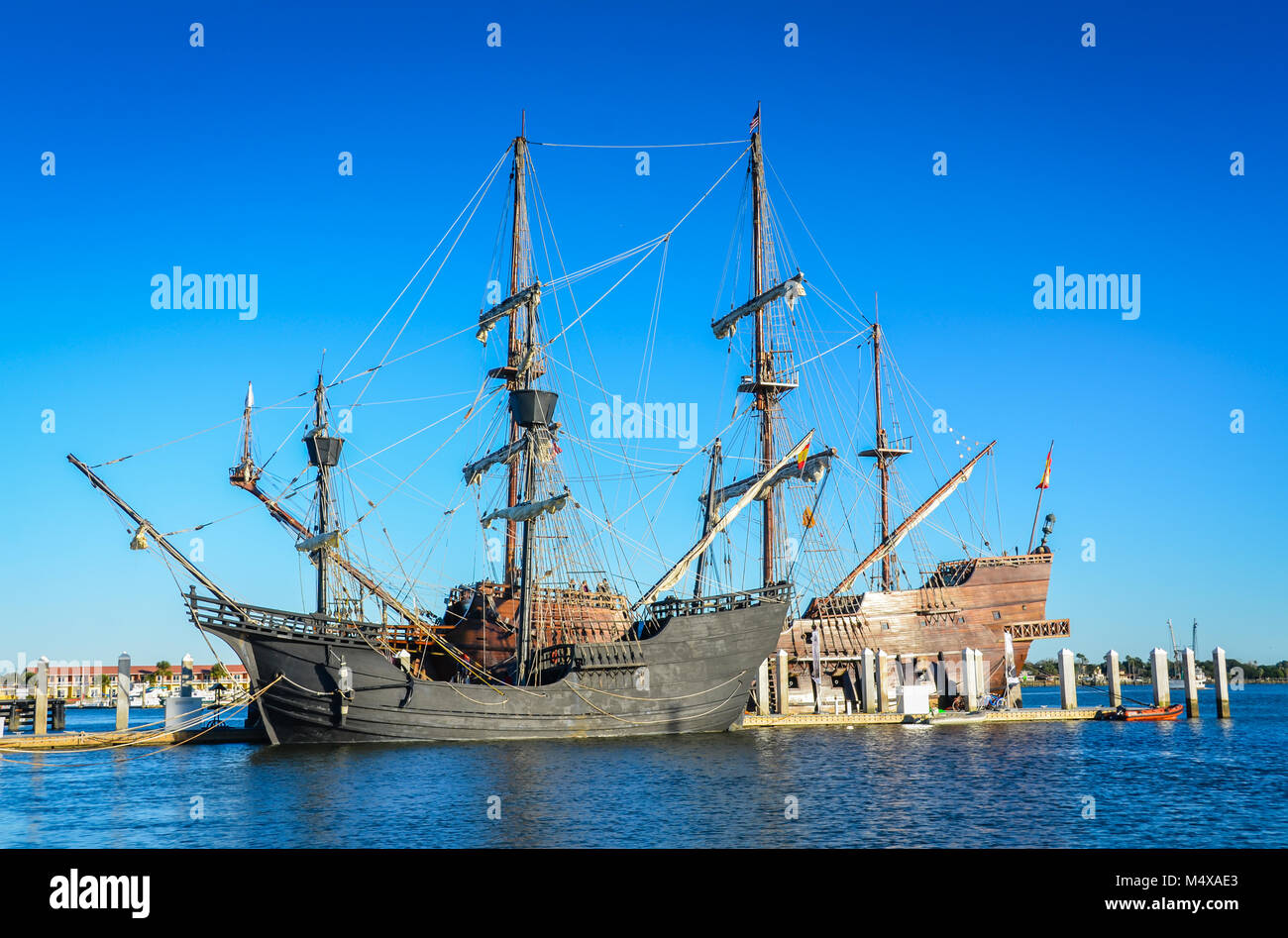 Sant'Agostino, FL, Stati Uniti d'America. Replica del XVI secolo galeone spagnolo ormeggiati in porto waterfront. Foto Stock