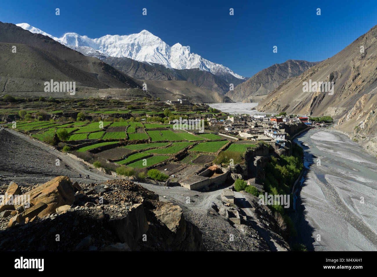 Vista incantevole della città di Kagbeni e Nilgiri a nord, regione dell'Upper Mustang, Nepal. Foto Stock