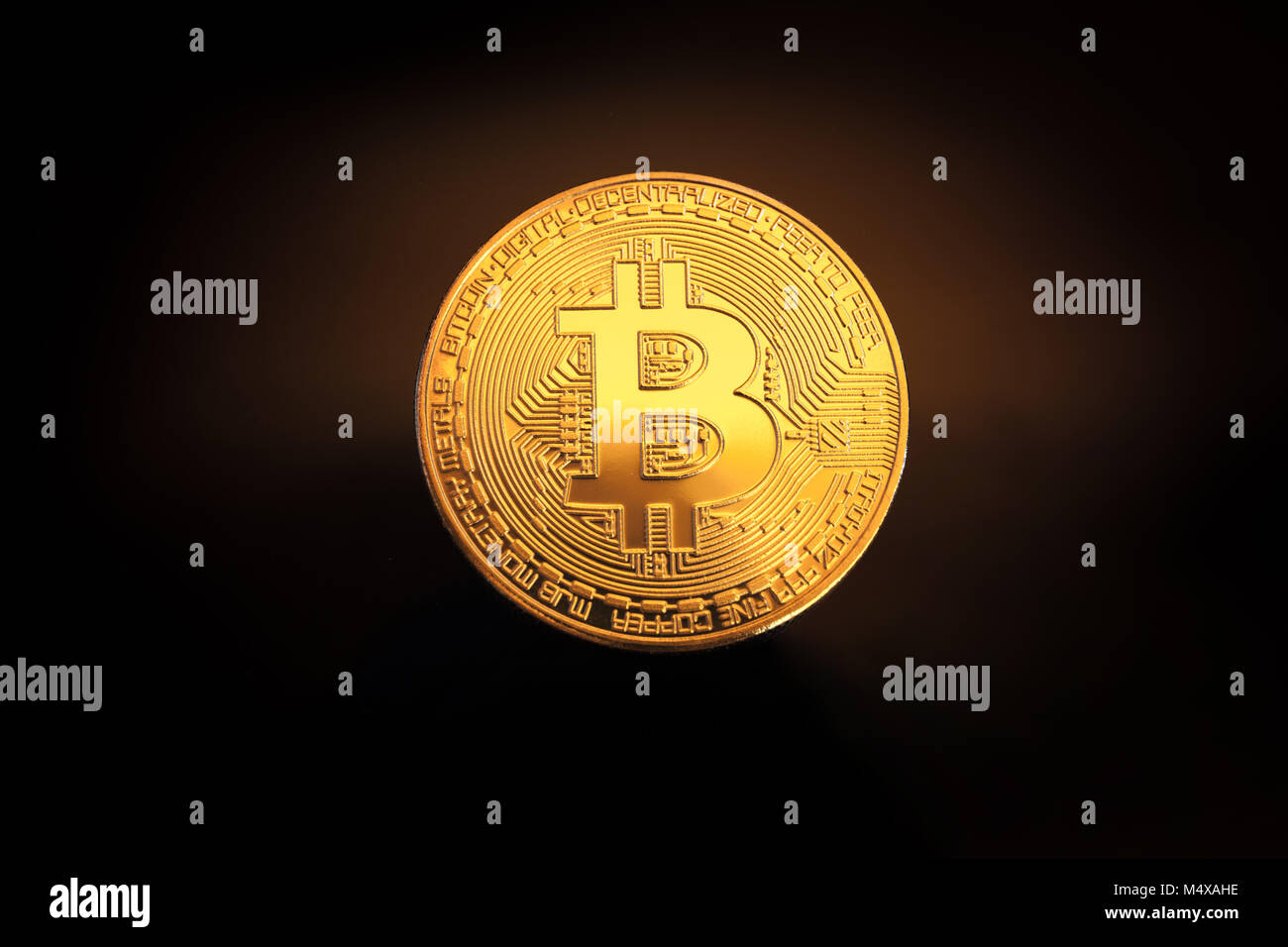 Golden Bitcoin moneta su uno sfondo nero close up Foto Stock