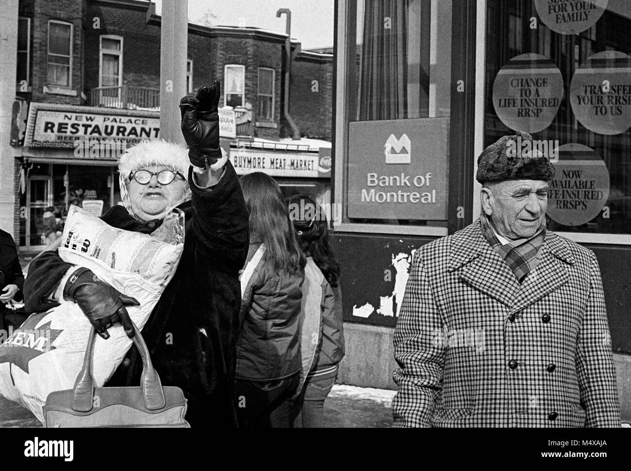 Le persone in attesa di un autobus, Montreal, 1982. Foto Stock