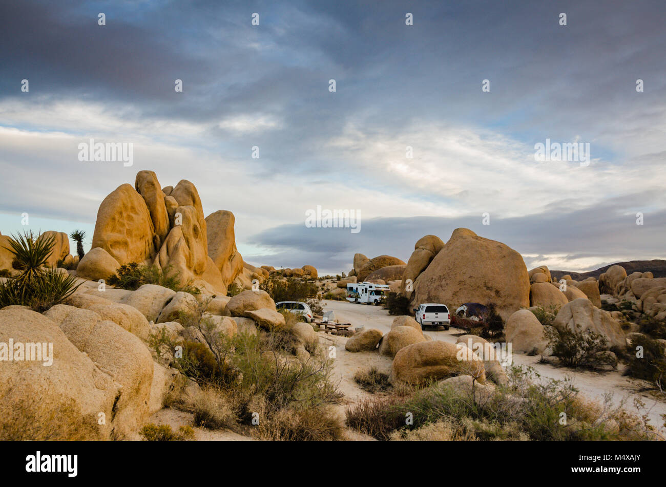 Drammatica nuvole sopra campeggi in vasca bianca campeggio al calar della sera a Joshua Tree National Park. Foto Stock