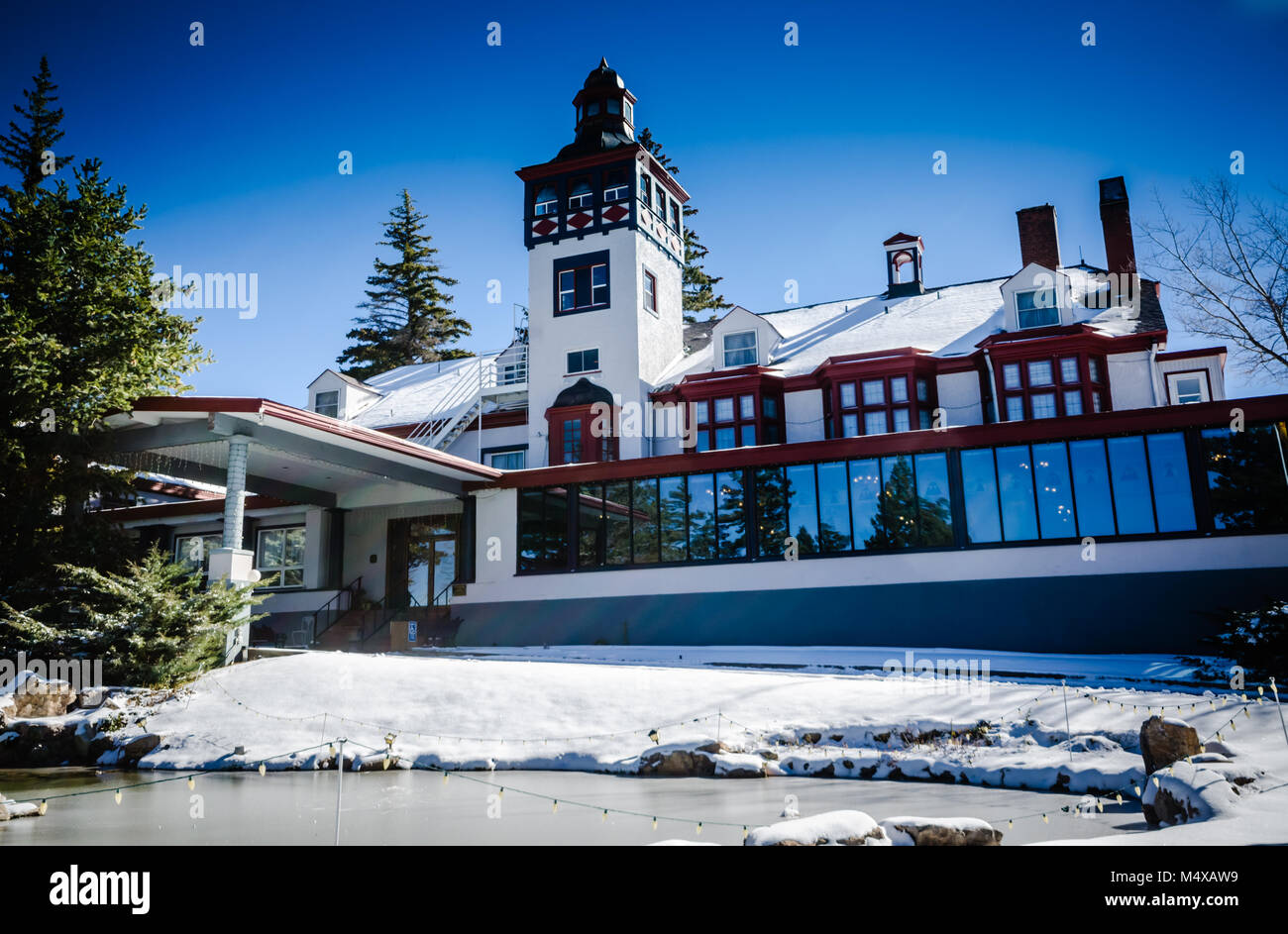 Cloudcroft, NM, Stati Uniti d'America. Historic Lodge Resort sports una pista di pattinaggio su ghiaccio al suo ingresso anteriore d'inverno. Foto Stock