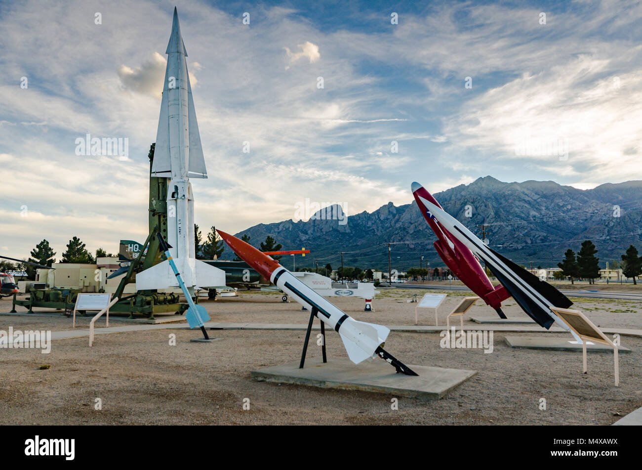 Il White Sands Missile parco copre un acro completo con decine di razzi e di missili, la maggior parte di loro puntato verso il cielo come se fosse pronto per il blast-off. Foto Stock