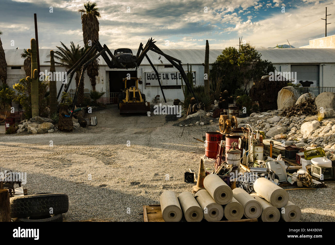 Attrazione sul ciglio della strada nel deserto di Mojave offre un gigantesco ragno nero saldati insieme con un Bug Volkswagon auto presso il centro. Foto Stock