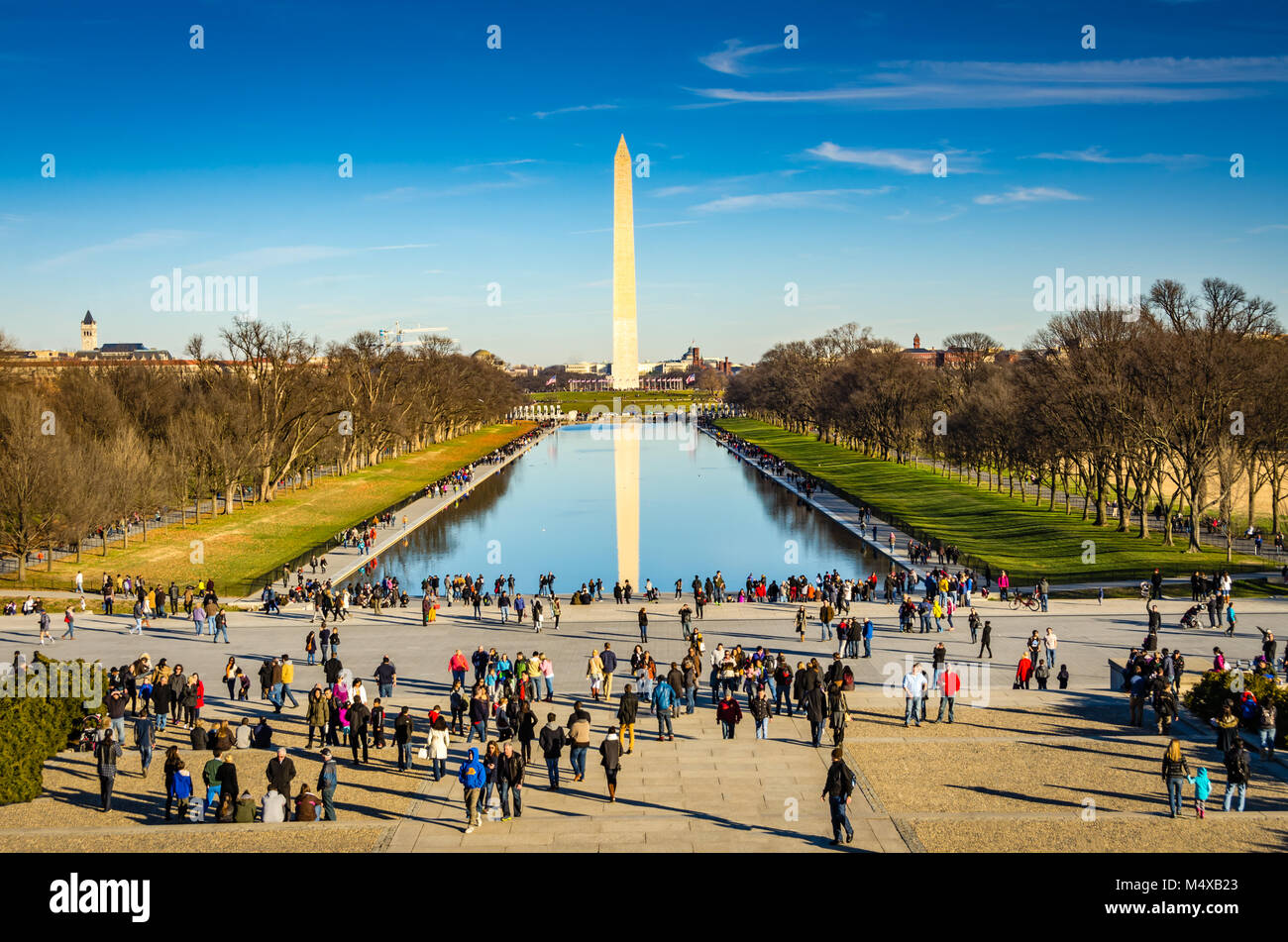 Il Monumento a Washington si riflette sulla piscina riflettente, come visto dal Lincoln Memorial a Washington DC. Foto Stock