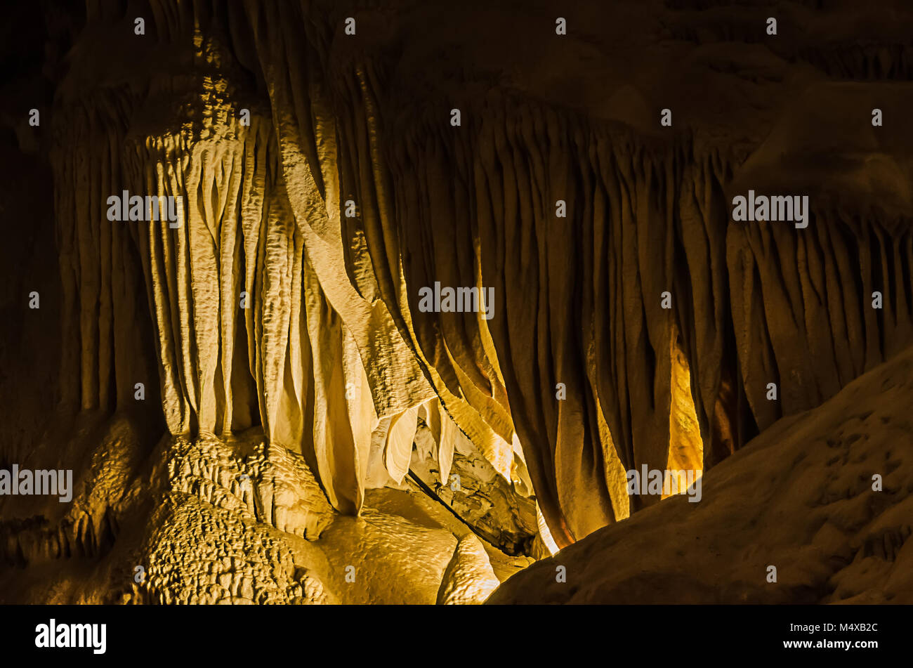 La balena la bocca dei panneggi rock formazione in ingresso naturale di caverne al parco nazionale di Carlsbad Cavern in Nuovo Messico. Foto Stock