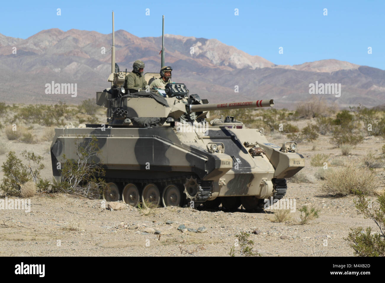 FORT IRWIN, California - Troopers dal xi Armored reggimento di cavalleria difendere il Centro Nazionale di allenamento del corridoio centrale contro assaltando gli elementi del 3° reggimento di cavalleria, da Fort Hood, Texas. Febbraio 16, 2018. Questa fase di combattimento ha contestato il "Brave Fucili" Brigata capacità di difendere il terreno chiave contro un vicino-peer avversario. (U.S. Esercito foto di Sgt. David Edge, undicesimo ACR PAO) Foto Stock