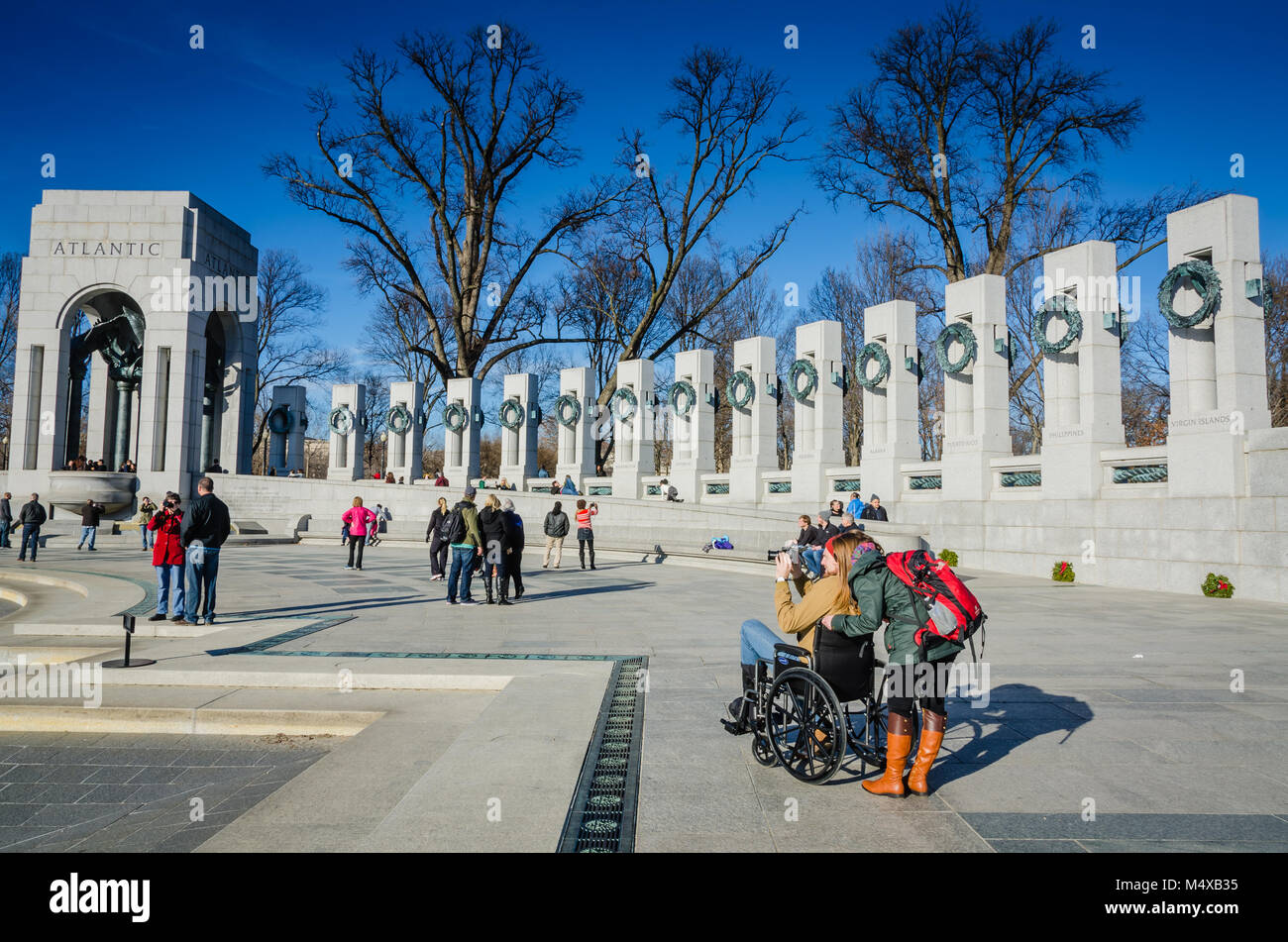 Washington DC, Stati Uniti d'America. Turisti visitano il Memoriale della Seconda Guerra Mondiale per onorare i 16 milioni di euro che hanno servito nelle forze armate degli Stati Uniti Foto Stock