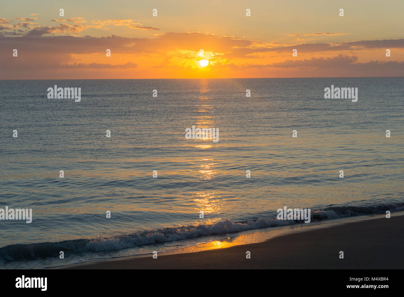 Sunrise a Hobe Sound Beach sul litorale orientale della Florida sull'Oceano Atlantico, Hobe Sound, Martin County, Florida, Stati Uniti d'America Foto Stock