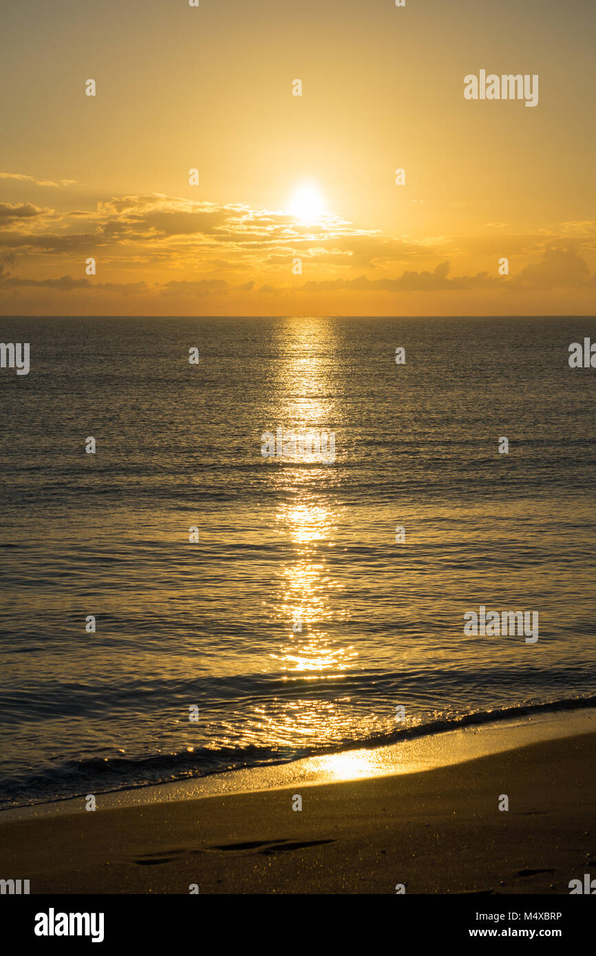 Sunrise a Hobe Sound Beach sul litorale orientale della Florida sull'Oceano Atlantico, Hobe Sound, Martin County, Florida, Stati Uniti d'America Foto Stock