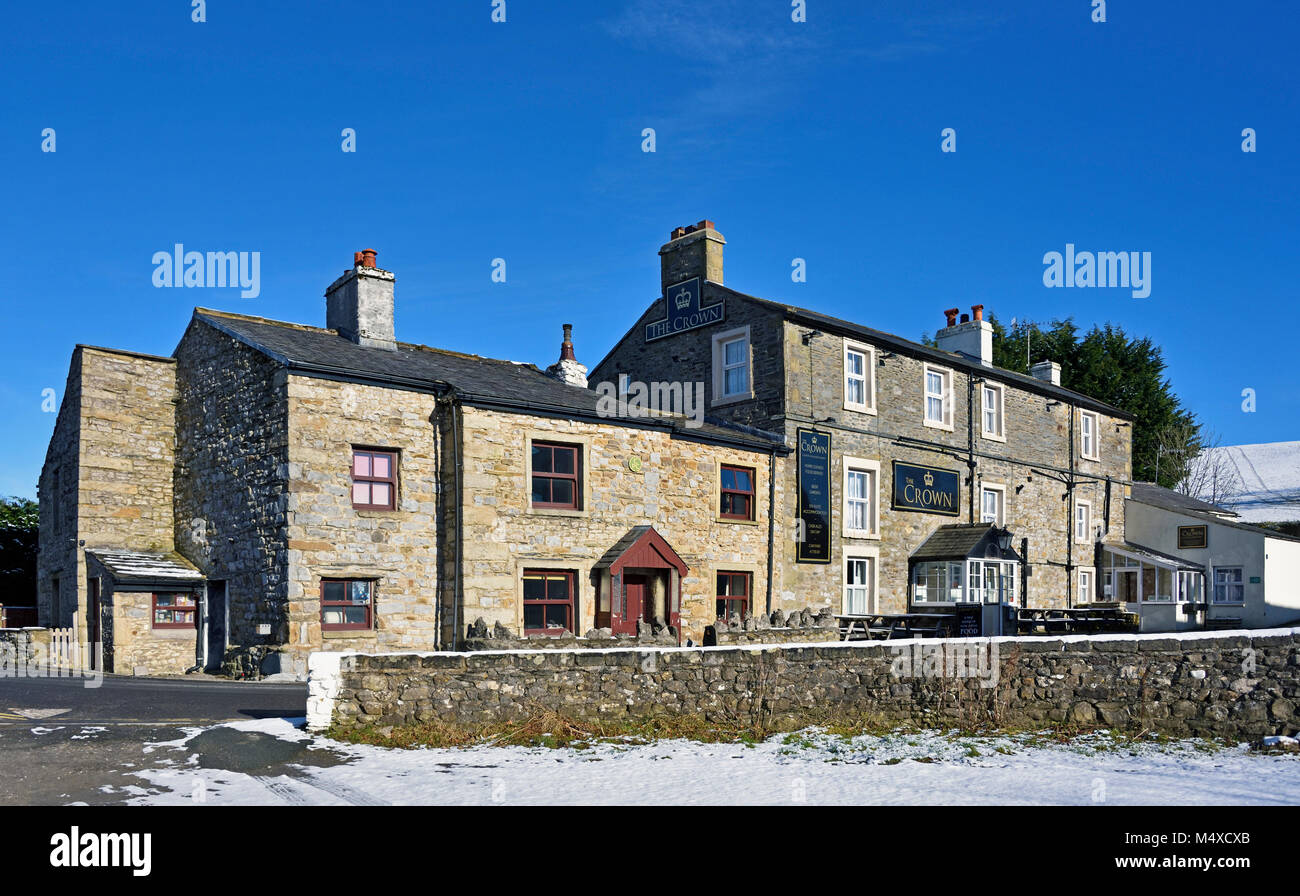 Il Crown Hotel. Horton in Ribblesdale, Yorkshire Dales National Park, il Yorkshire, Inghilterra, Regno Unito, Europa. Foto Stock