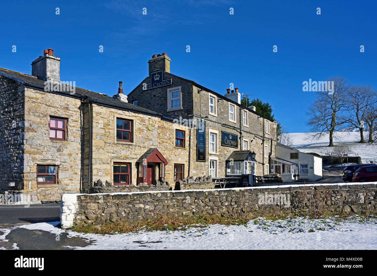 Il Crown Hotel. Horton in Ribblesdale, Yorkshire Dales National Park, il Yorkshire, Inghilterra, Regno Unito, Europa. Foto Stock