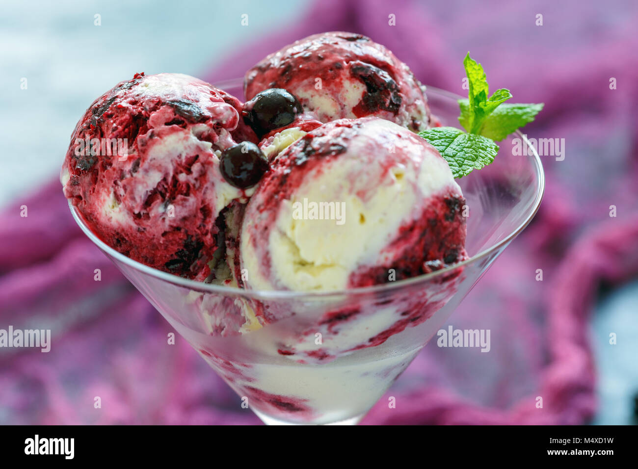 Gelato alla vaniglia con uve secche di Corinto. Foto Stock
