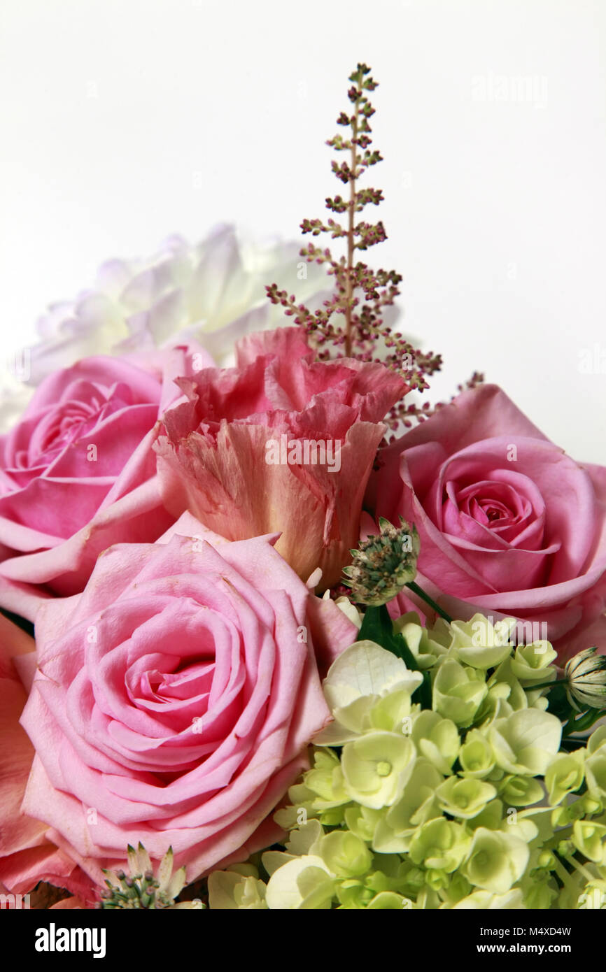 Bouquet alstroemeria, peonia rosa e bianco su sfondo isolato Foto Stock