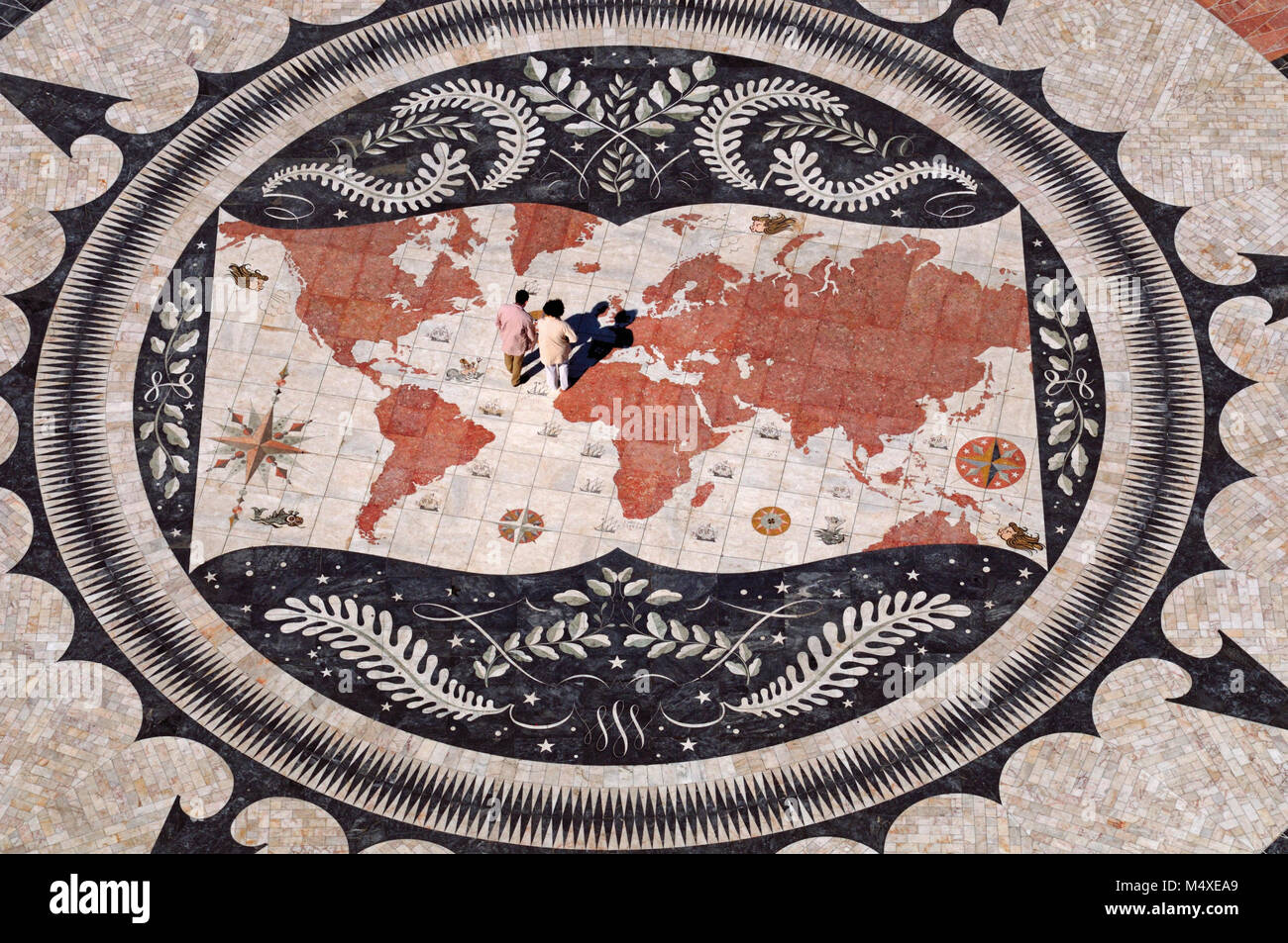 I visitatori di stare sulla rosa dei venti piazza davanti alla scoperta di Momunemt in Lisbon-Belém Foto Stock