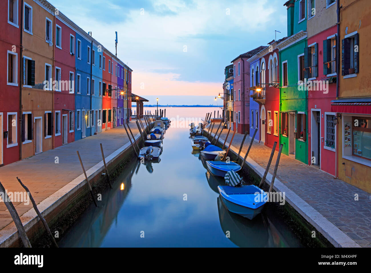 Un canale foderato con case colorate di Burano (Venezia), Italia Foto Stock