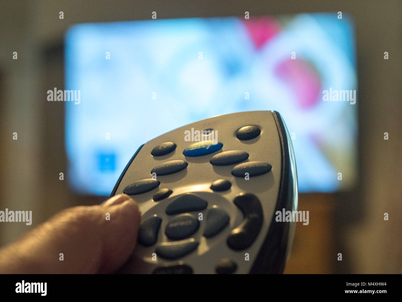 Close-up di Sky TV telecomando utilizzato in un salotto, Regno Unito. Foto Stock