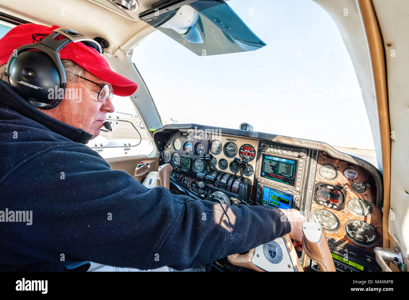 Un pilota sta facendo il suo pre volo controllare prima di decollare con il suo piccolo Beechcraft baron Foto Stock