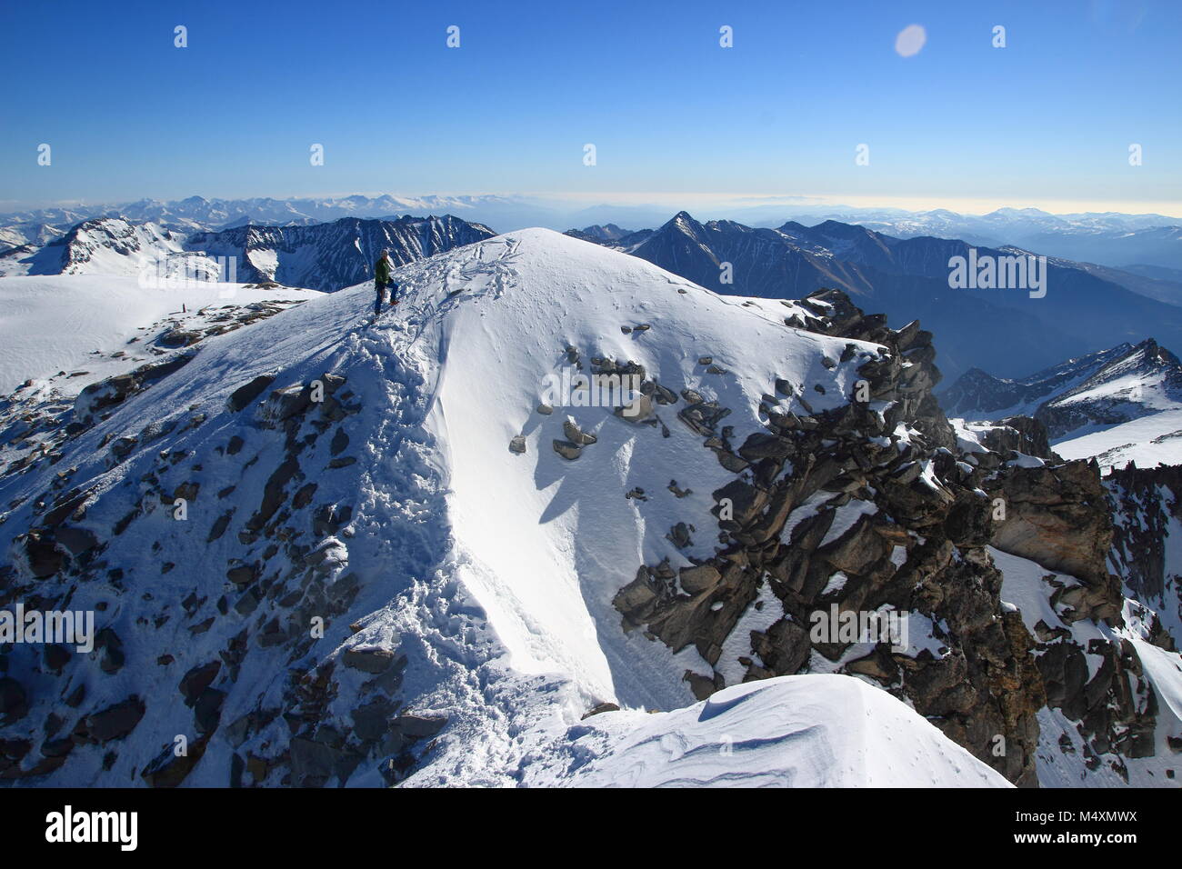 Alpinista nelle alpi Foto Stock