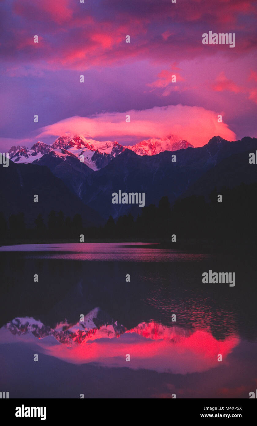 Tramonto riflessione di Mt Tasman e Mt Cook, il lago Matheson, Westland National Park, South Island, in Nuova Zelanda. Foto Stock