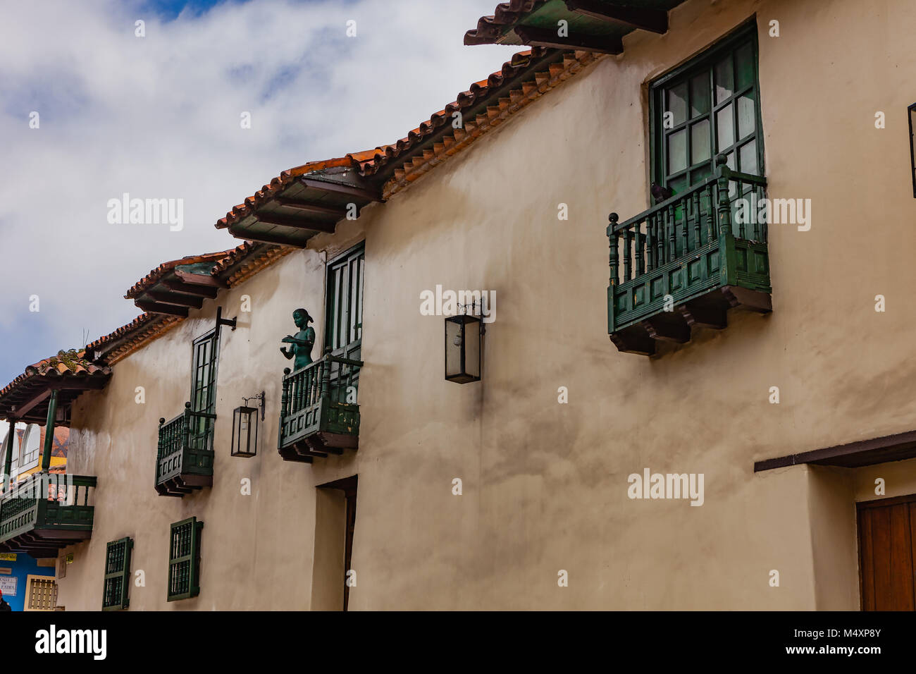 Bogotà, Colombia - Luglio 20, 2018: Guardando verso l'alto di alcuni piccoli balconi coloniali nella storica La Candelaria nel quartiere della capitale andina città Foto Stock