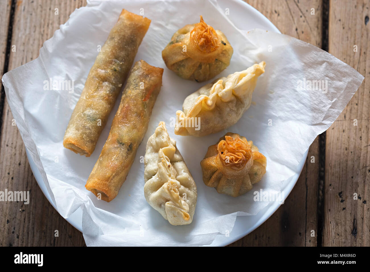 Fagottini di gamberi e verdure involtini primavera e vegetali sacchi di denaro Foto Stock