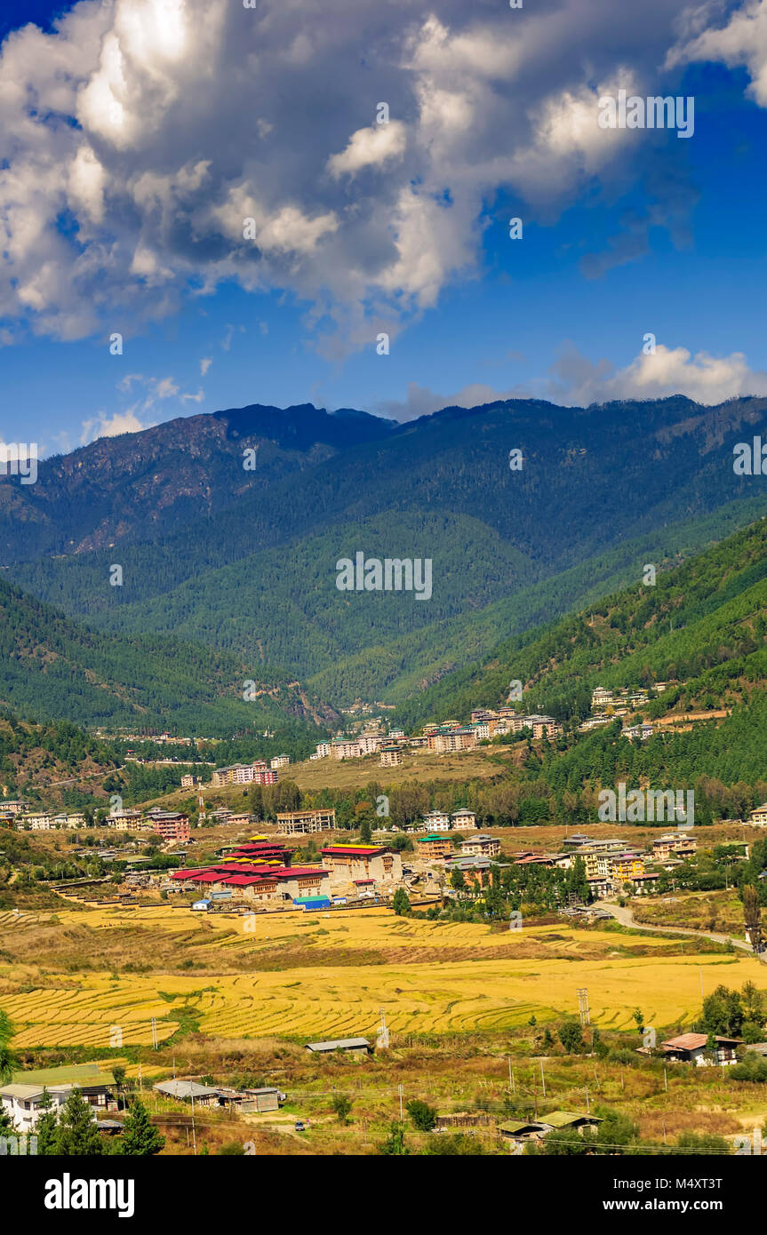 Vista di Thimphu, capitale del Bhutan, la corte suprema e la zona circostante con spazio di copia Foto Stock