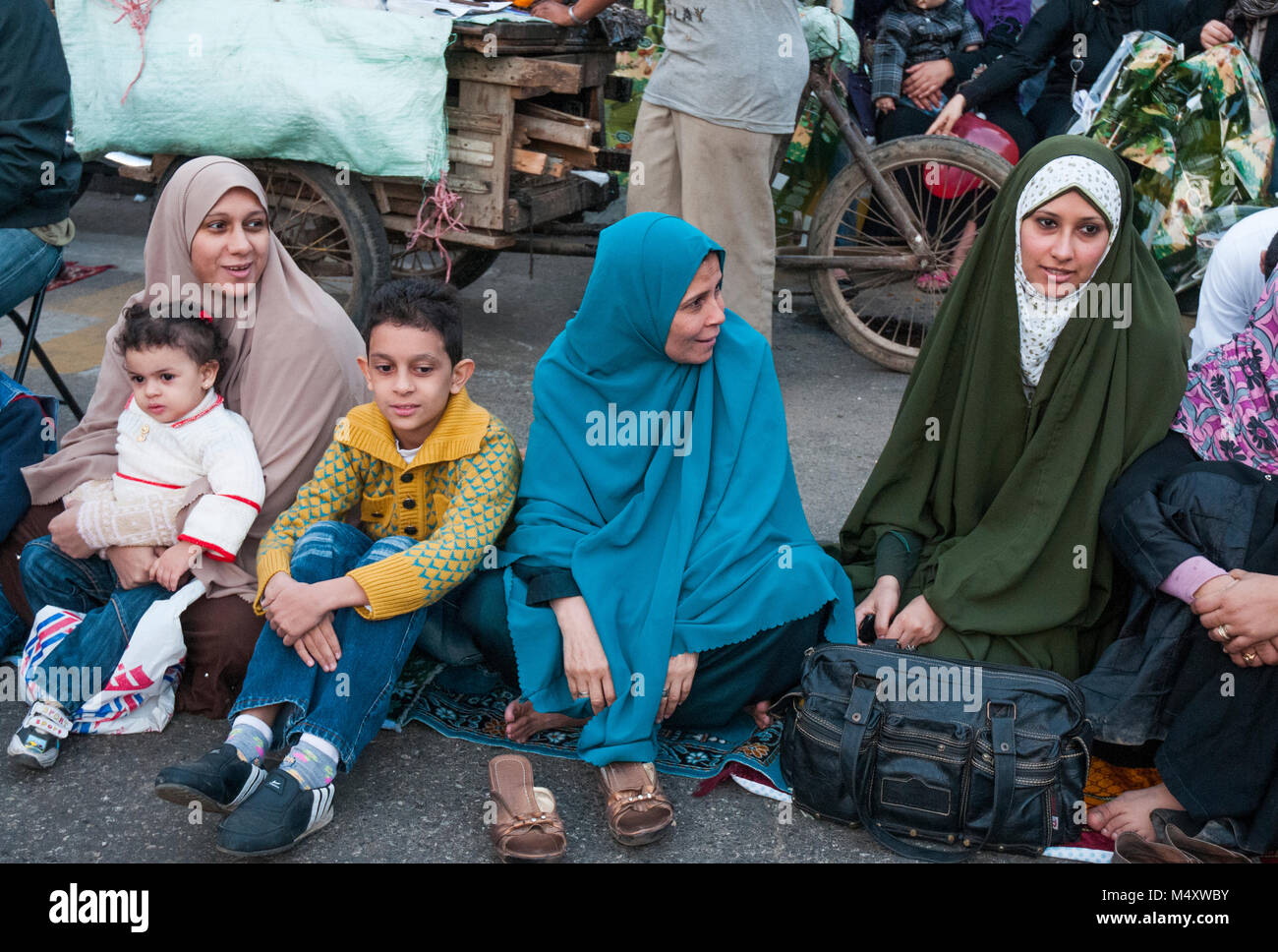 Egyptian famiglie di musulmani frequentano l'Eid el Adha festival in Mohandiseen, Cairo Foto Stock