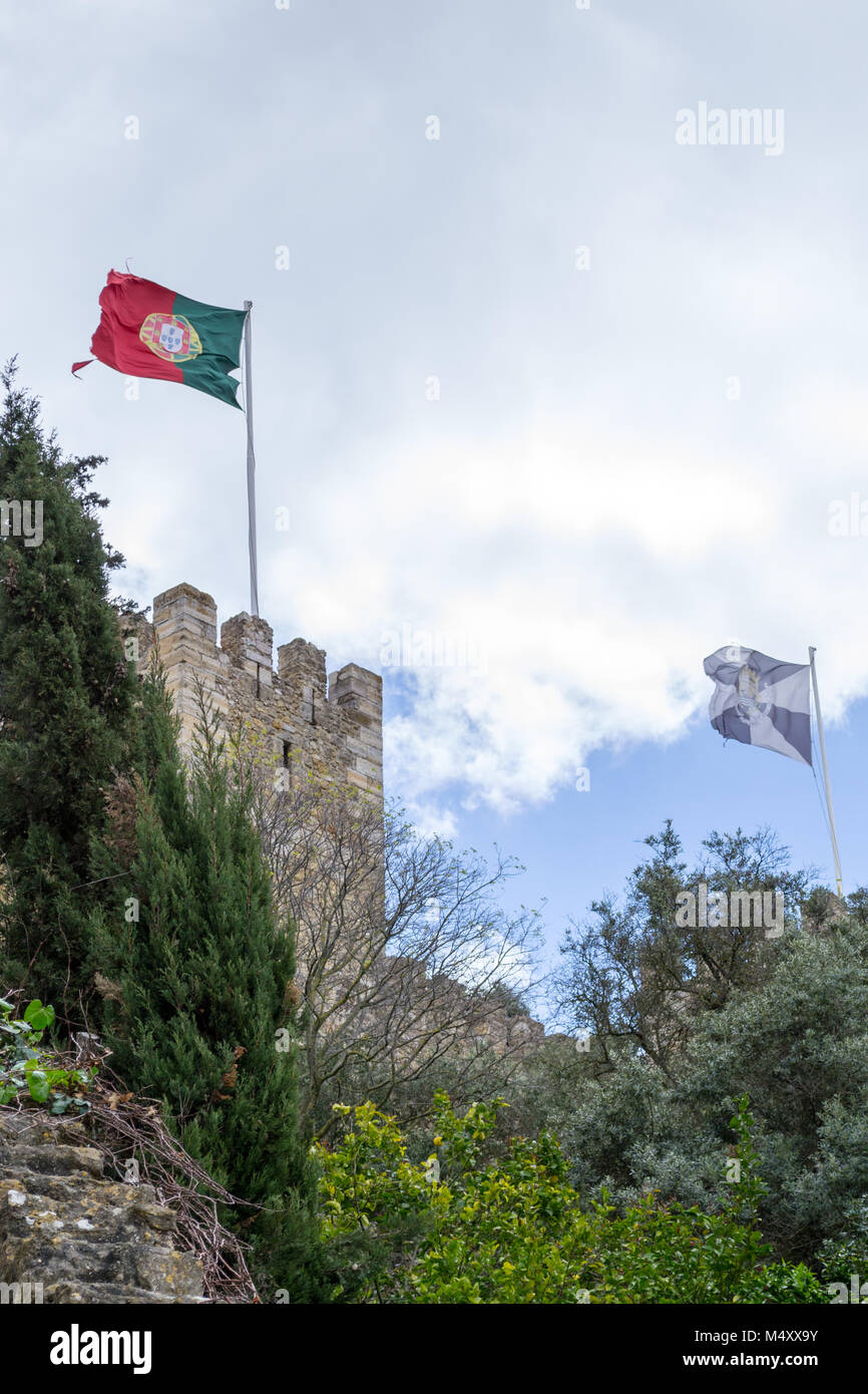 Bandiera portoghese a Castelo de Sao Jorge (Portogallo) Foto Stock