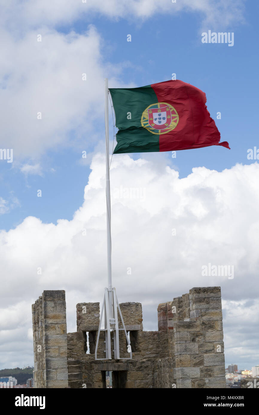 Bandiera portoghese a Castelo de Sao Jorge (Portogallo) Foto Stock