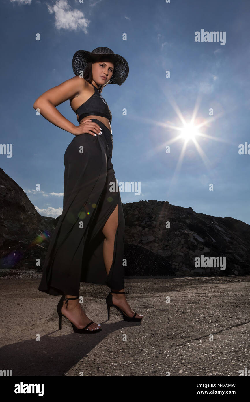 Giovane donna con cappello nero e abito da sera Foto Stock