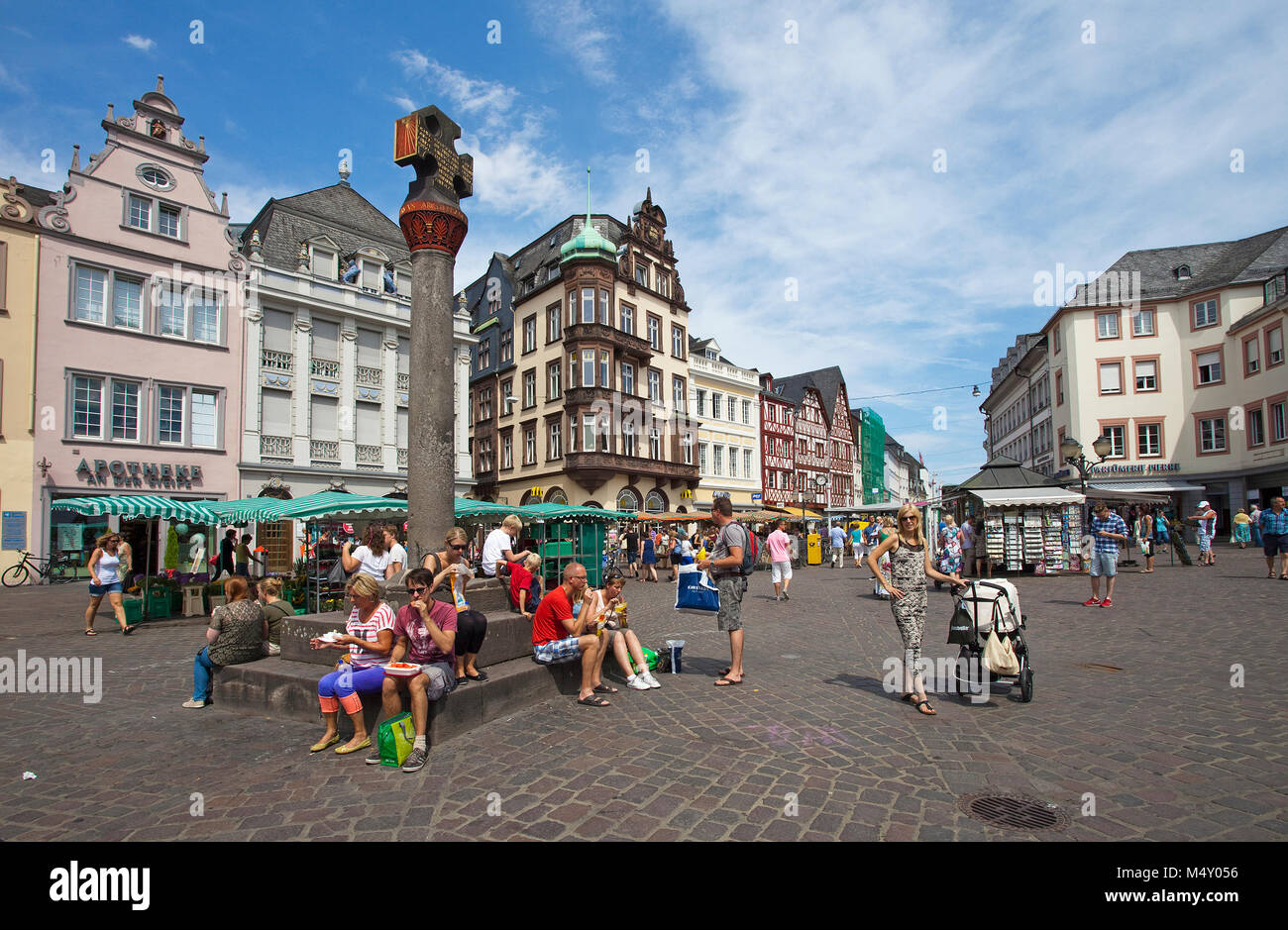 La vita della città al mercato principale, market cross, Trier, Renania-Palatinato, Germania, Europa Foto Stock