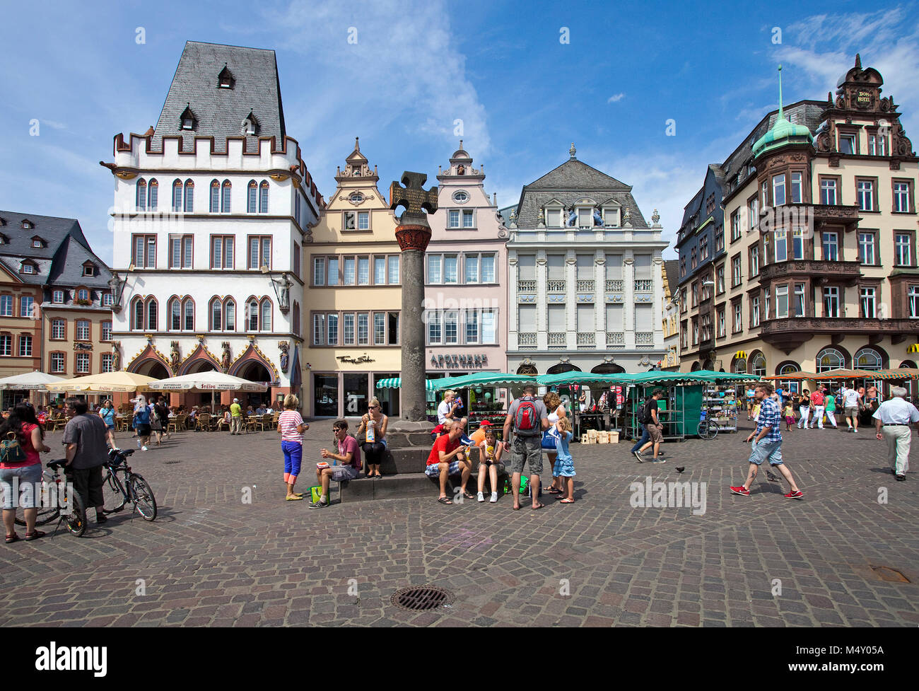 La vita della città al mercato principale, market cross, Trier, Renania-Palatinato, Germania, Europa Foto Stock