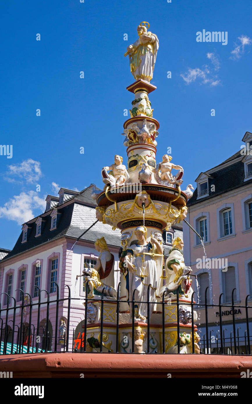 Petrus fontana al mercato principale, Trier, Renania-Palatinato, Germania, Europa Foto Stock