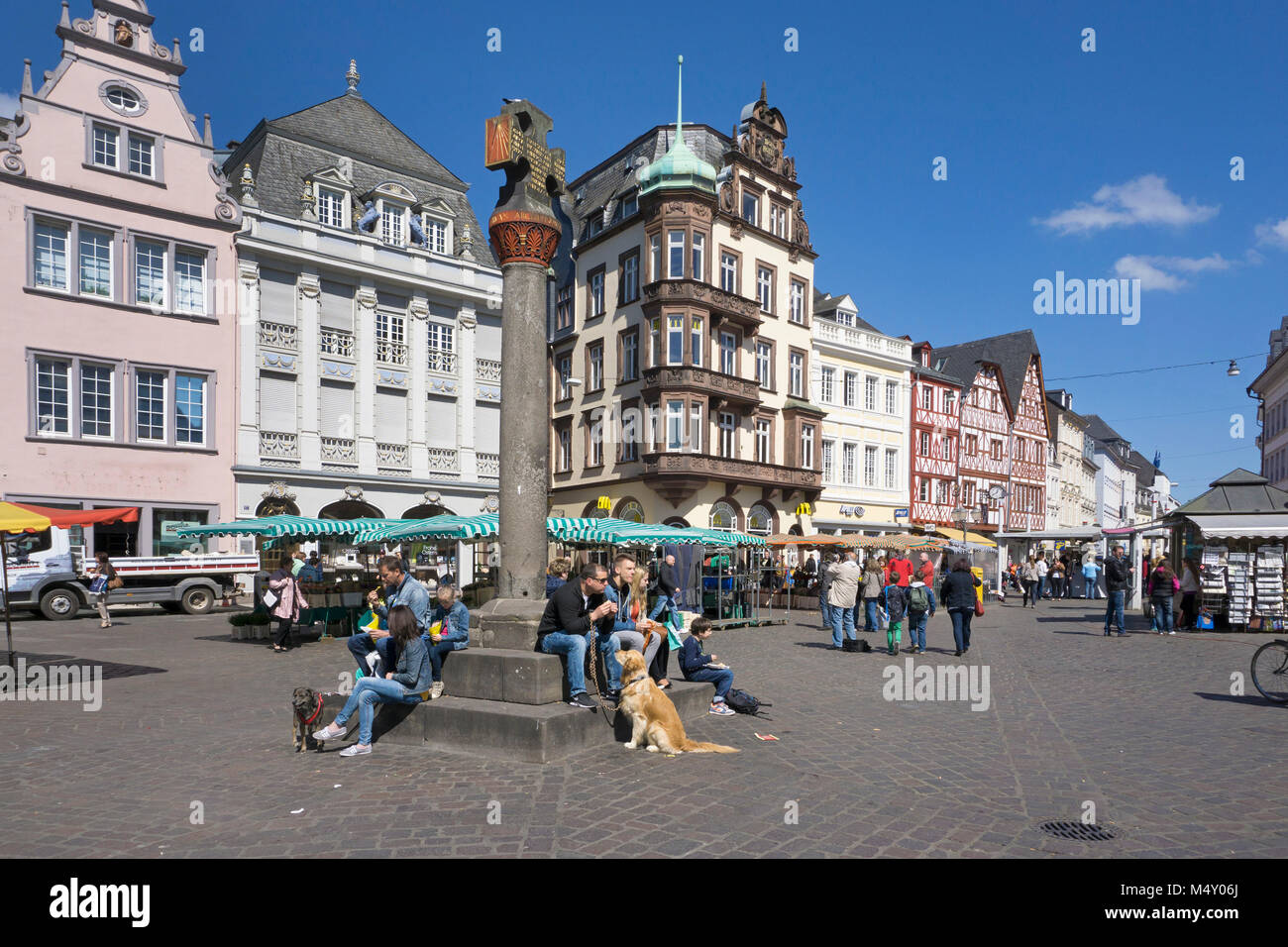 La vita della città al mercato principale, market cross, Trier, Renania-Palatinato, Germania, Europa Foto Stock