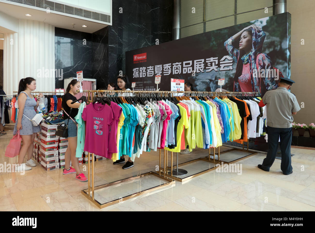 Donna cinese shopping all'interno del negozio di abbigliamento immagini e  fotografie stock ad alta risoluzione - Alamy