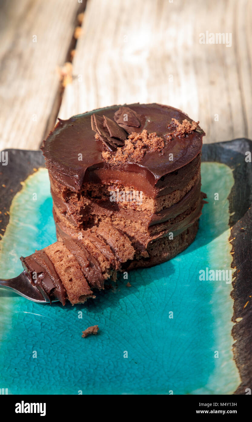 Cremosa mousse di cioccolato torta a più livelli Foto Stock