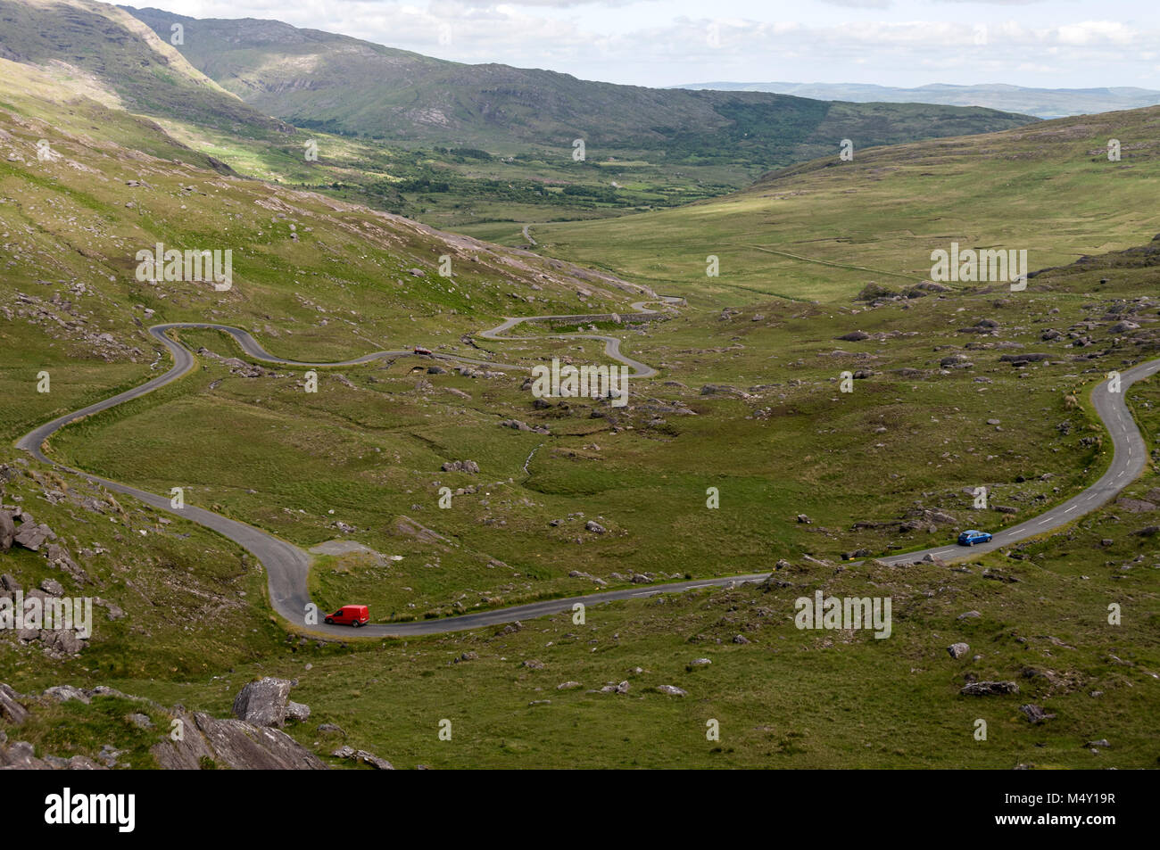 Il movimento serpeggiante stretta Healy Pass (R574) nelle montagne di Caha sul Ring di Beara nella penisola di Beara, nel sud dell' Irlanda. Foto Stock