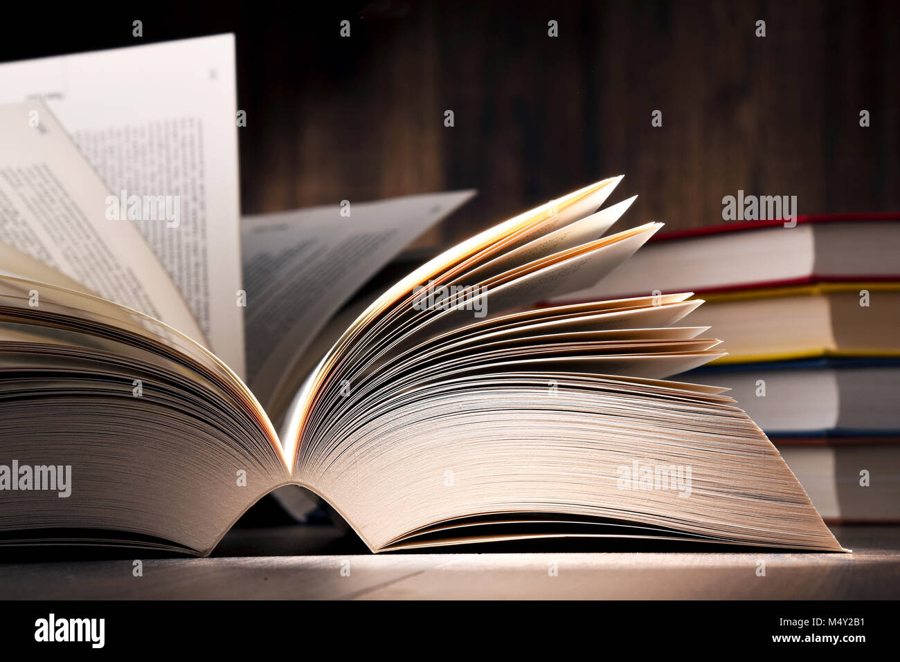 Composizione con il libro aperto sul tavolo Foto Stock