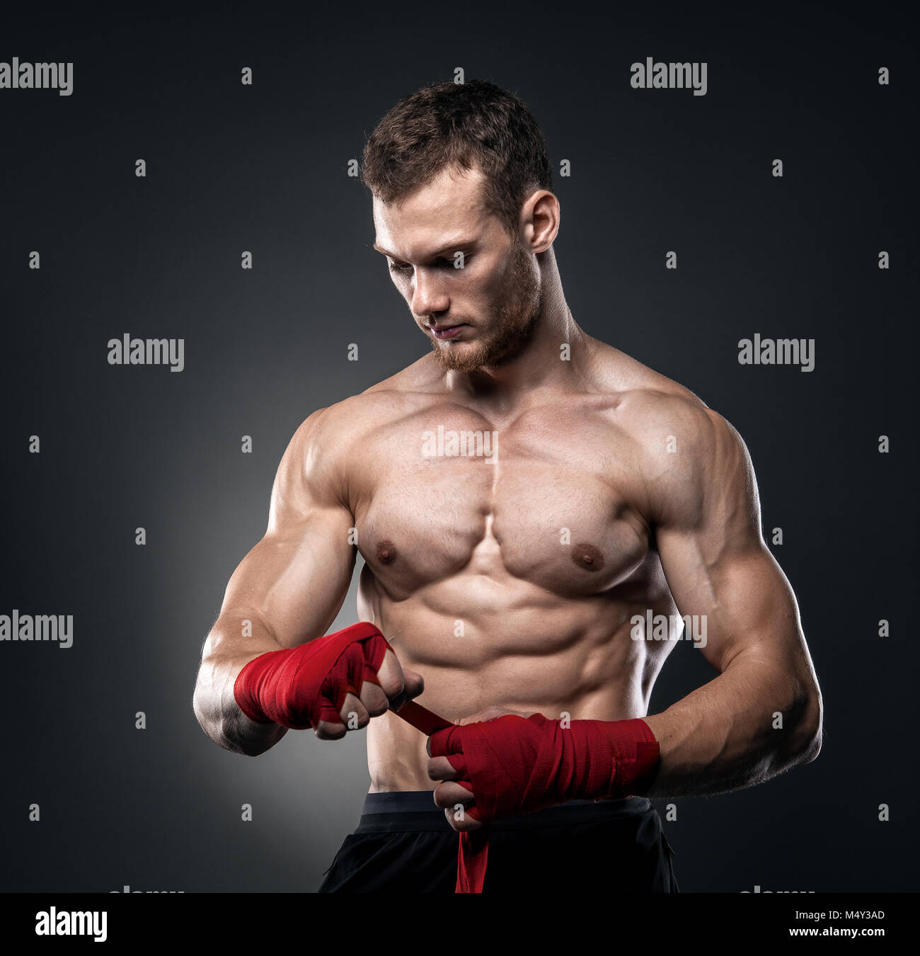 MMA Fighter Preparazione di bendaggi per la formazione. Foto Stock