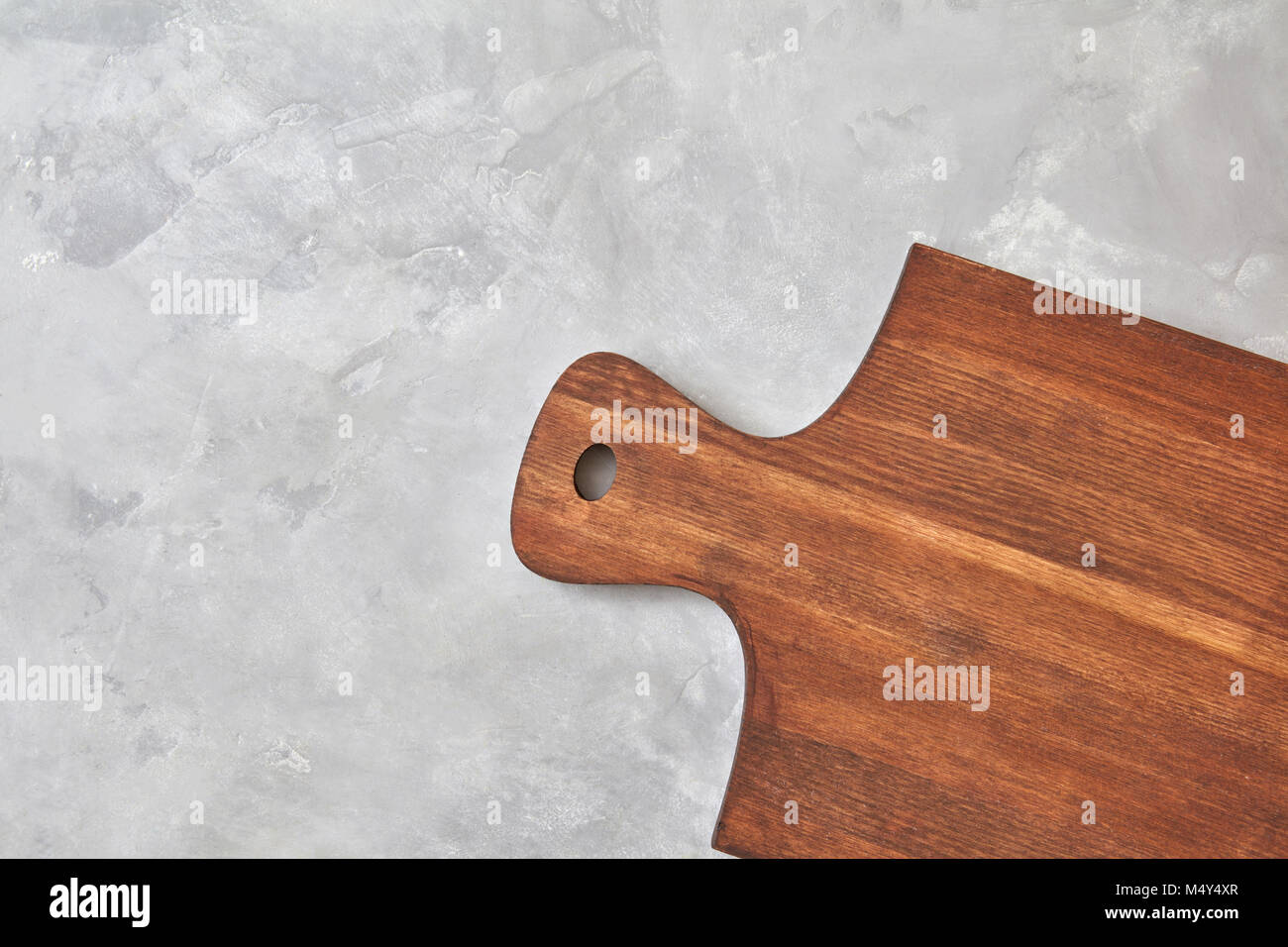 Cucina in legno di bordo su un cemento grigio sfondo Foto Stock