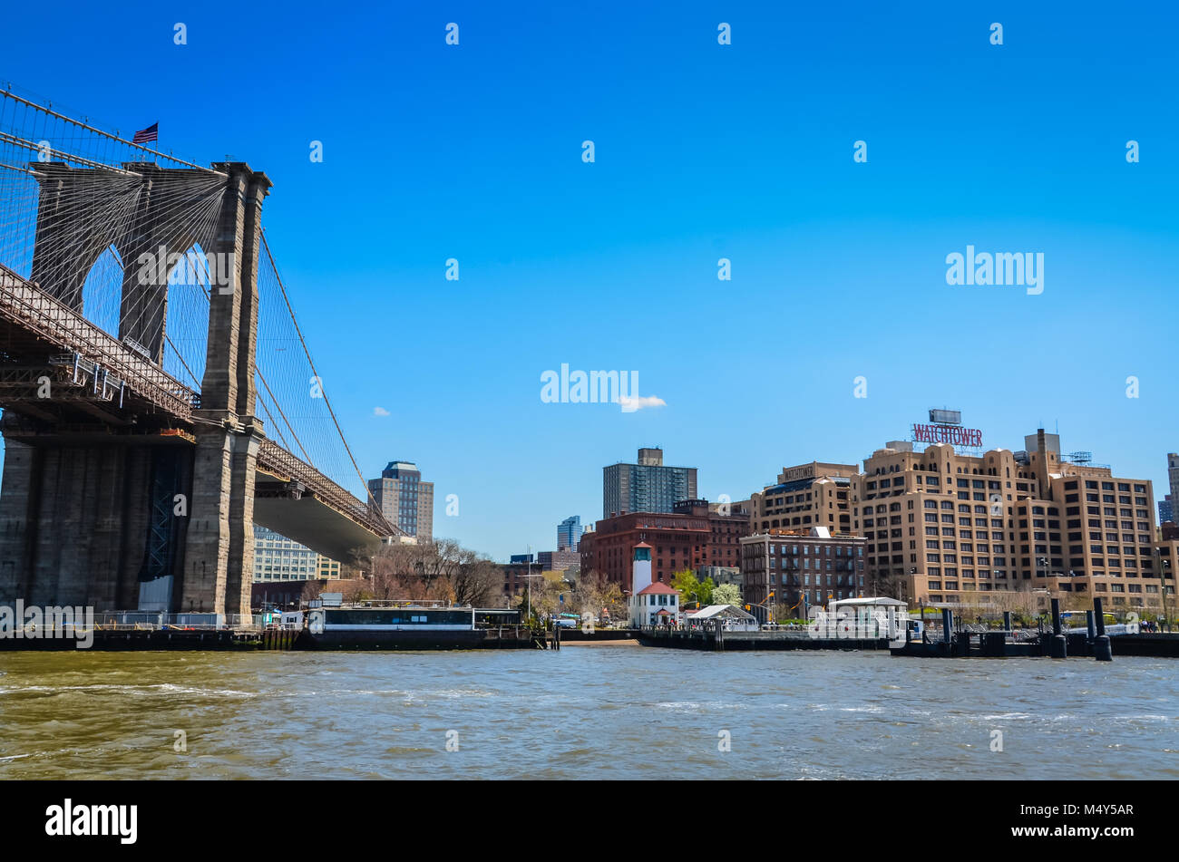 Ingresso a Brooklyn, New York con il ponte di Brooklyn, Faro, e il Signore testimonianza edificio torre di vedetta. Foto Stock
