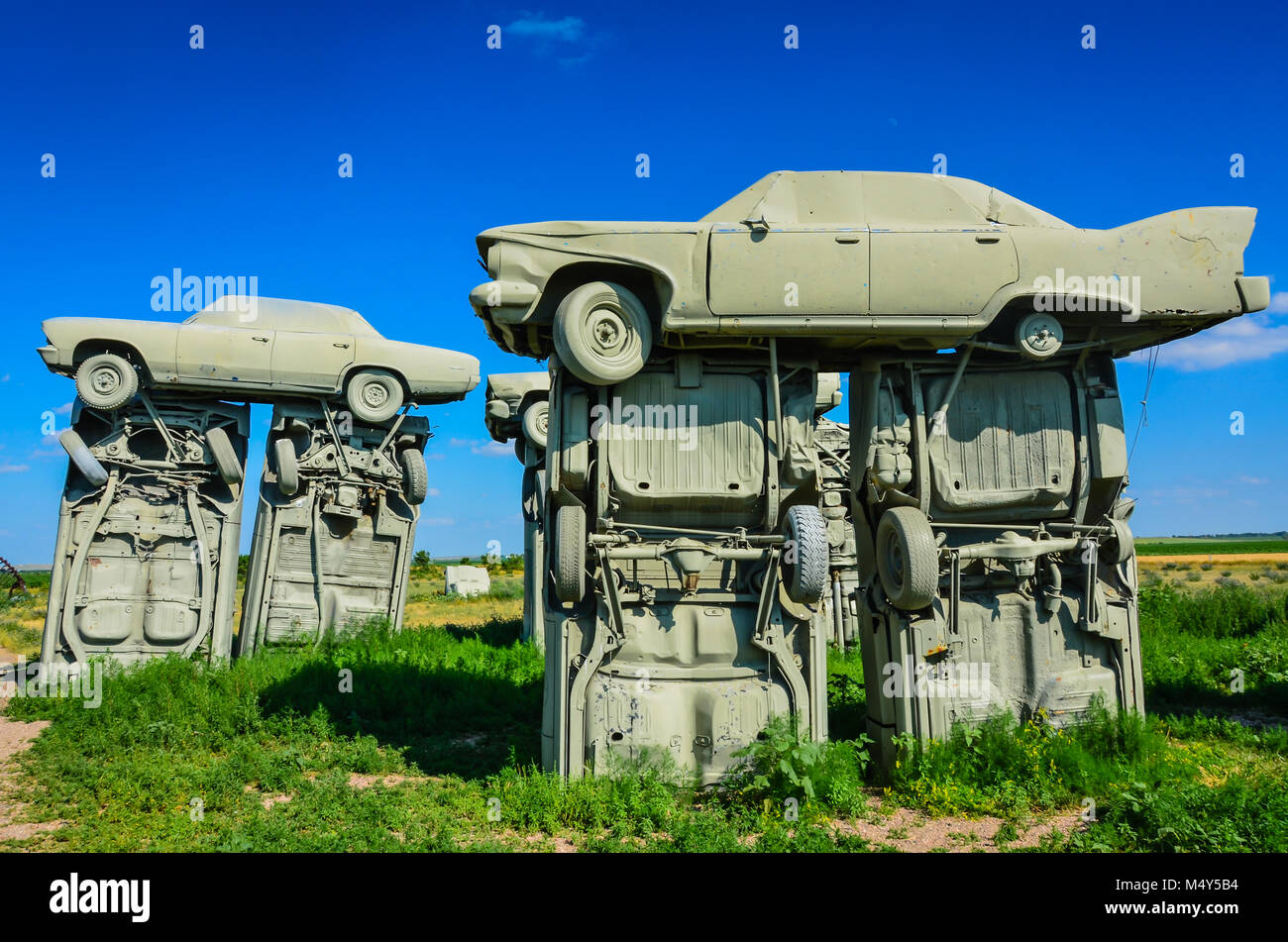 Scultura all'aperto del dipinto di grigio automobili, disposti a guardare come Stonehenge, in un campo del Nebraska. Si tratta di una popolare attrazione sul ciglio della strada nel mezzo di Foto Stock