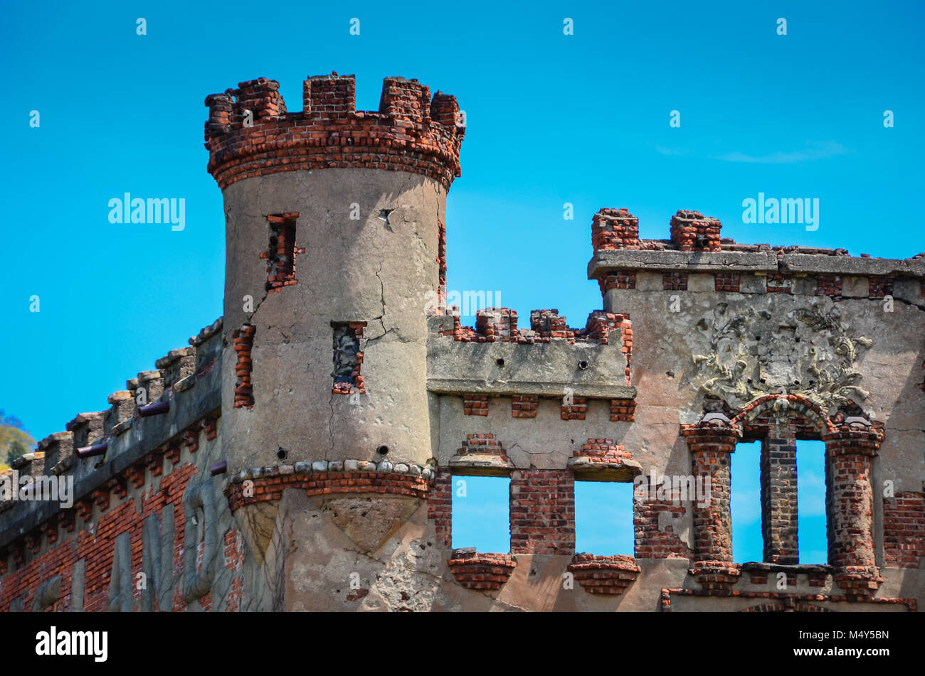 Weathered torre di castello di edificio abbandonato pieno di crepe e rotture di muratura. Bannerman isola vicino a Beacon, NY, STATI UNITI D'AMERICA Foto Stock
