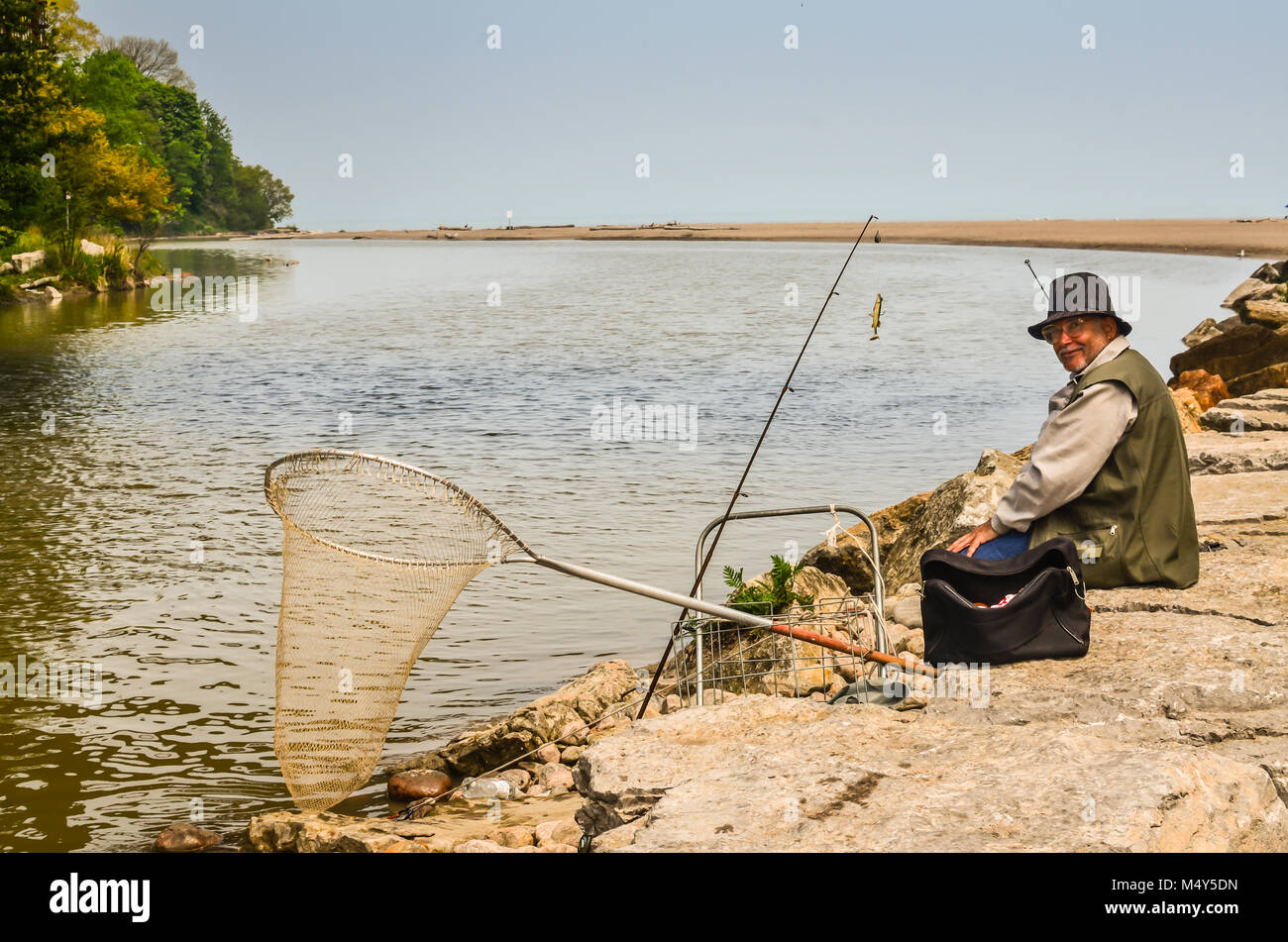 Pescatore in piena marcia con net, a Rouge Nazionale Parco urbano vicino a Toronto, Canada. Foto Stock