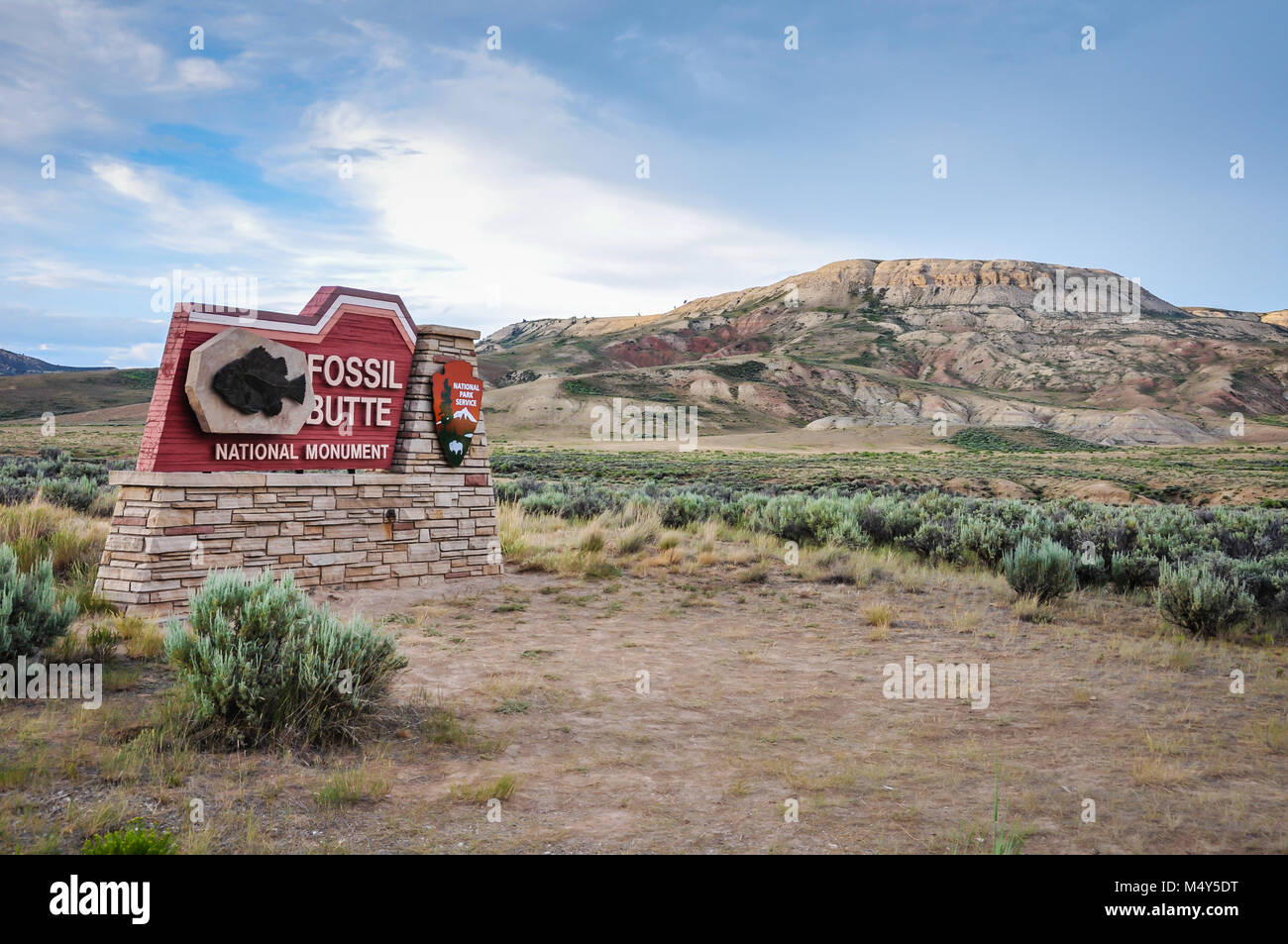 Fossil Butte National Monument segno davanti al dipinto di rosso colline sagebrush nel deserto. Kemmerer, Wyoming USA Foto Stock